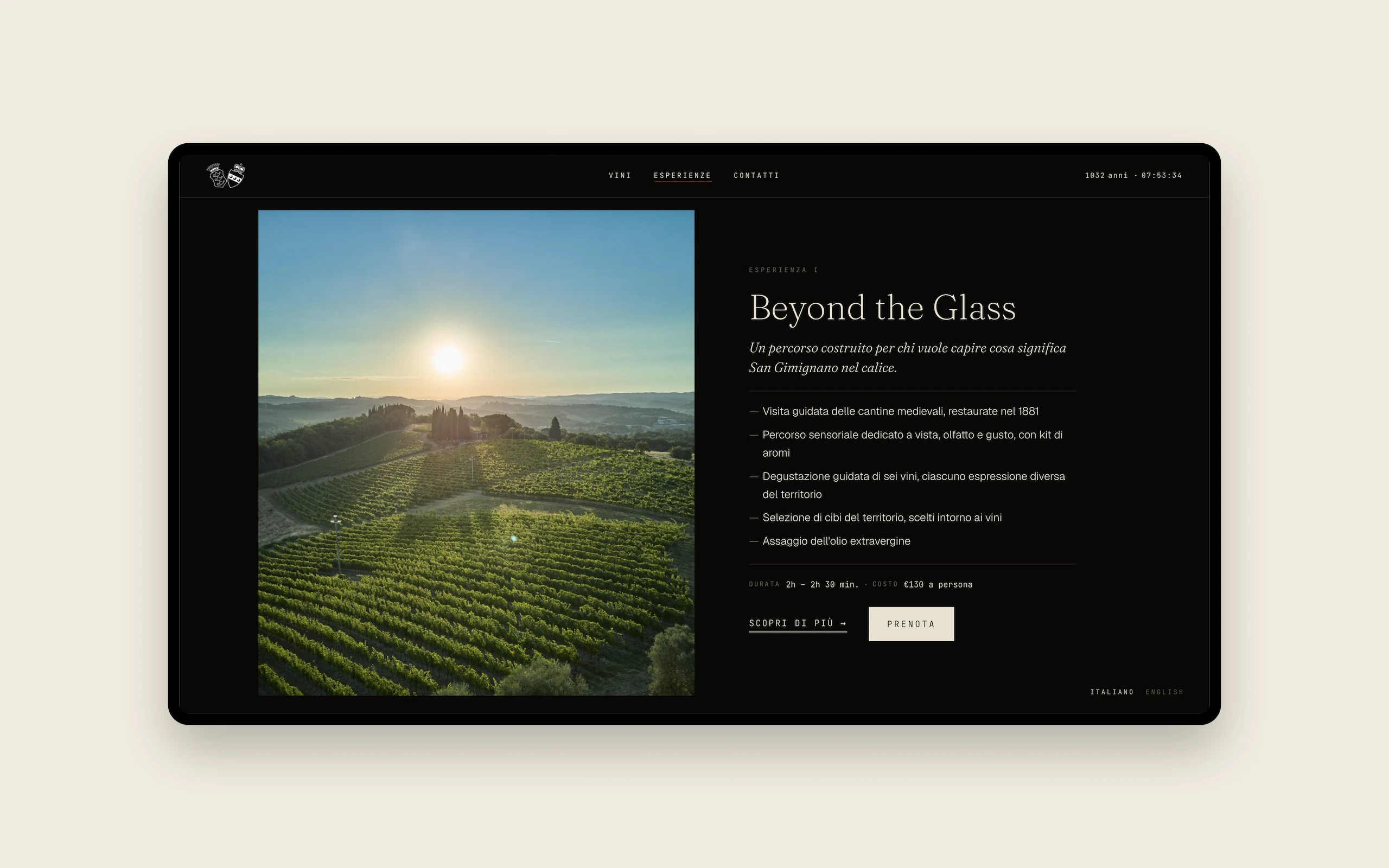 Sito web di Guicciardini Strozzi, Tenuta di Cusona a San Gimignano: la pagina dell’esperienza «Beyond the Glass» su portatile, con la vigna all’alba e il contatore degli anni nell’intestazione