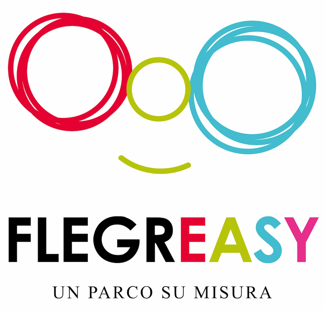 Logo del progetto Flegreasy, «un parco su misura»: tre cerchi disegnati a mano — rosso, verde e azzurro, i colori dei tre capitoli Fuoco, Terra e Acqua — compongono un volto che sorride sopra il logotipo