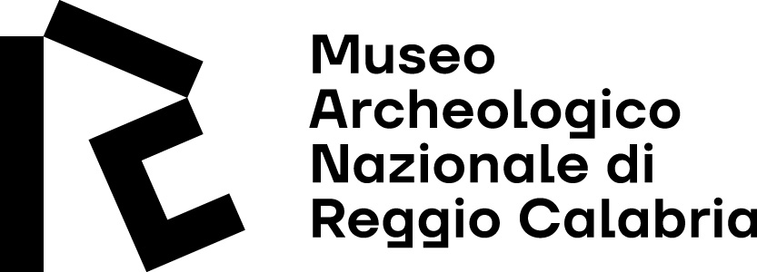 Logo del MARC, Museo Archeologico Nazionale di Reggio Calabria: un segno geometrico nero accanto al nome su quattro righe